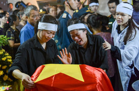 Vợ phi công Phạm Giang Nam khóc nghẹn: 'Bố con đang đi bay, bố là siêu anh hùng'