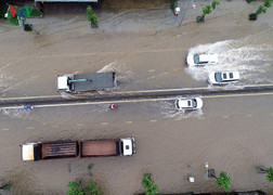 Ảnh: Mưa lớn kéo dài, quốc lộ 18 qua Quảng Ninh biến thành sông