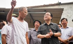 Bí thư Hà Nội lội nước thăm người dân vùng ngập Chương Mỹ