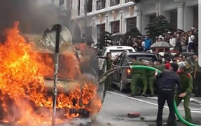 Ô tô khách bốc cháy ngùn ngụt, xe hút bể phốt phun chất thải dập lửa