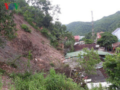 Núi lở ầm ầm đổ xuống đè sập nhà dân trong đêm ở Nghệ An