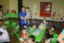 Giáo viên mầm non quỳ gối xin không đóng cửa trường học ở Nghệ An: Khiển trách 5 cán bộ