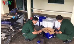 Thấy lực lượng chức năng, vứt lại 30 chai rượu Chivas