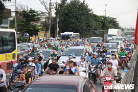 Sau nghỉ lễ, dân ùn ùn đổ về Thủ đô, giao thông hỗn loạn