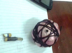 Hoảng hồn phát hiện quả mìn đang xì khói dưới gầm ô tô