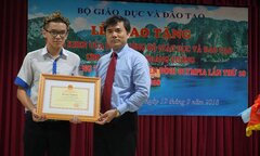 Bộ trưởng Phùng Xuân Nhạ tặng bằng khen cho quán quân Olympia Hoàng Cường