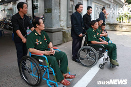 Xúc động hình ảnh 6 thương binh già đến viếng Chủ tịch nước Trần Đại Quang