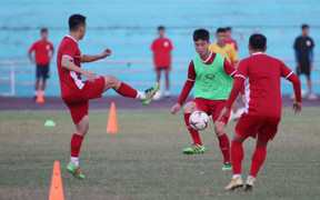 Tuyển thủ Việt Nam tập buổi đầu tại Lào, mặt sân cứng như... bê tông