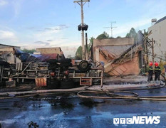 Xe bồn chở xăng lao vào hàng loạt nhà dân bốc cháy ngùn ngụt, ít nhất 6 người chết