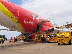 Định hành hung nhân viên Vietjet, một hành khách bị khống chế