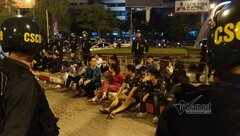 Hàng trăm cảnh sát bao vây nhóm thanh niên tụ tập trà đá giữa ngã tư Hà Nội