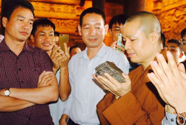Chùa Tam Chúc đã nhận Thiên thạch Mặt trăng 14 tỷ đồng