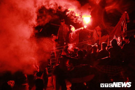 CĐV Hà Nội đội mưa nhảy múa, hò reo 'nổ tung' Hàng Đẫy sau bàn thắng của đội tuyển Việt Nam