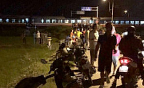 Tàu hỏa tông văng ô tô hơn chục mét, 5 người thương vong