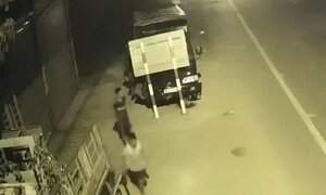 Hai thiếu niên trộm xe tải, tông cột đèn trong lúc bỏ chạy