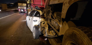 Ô tô bị cán bẹp dúm sau tai nạn liên hoàn trên cầu Phú Mỹ, tài xế thoát chết hi hữu ở TP.HCM