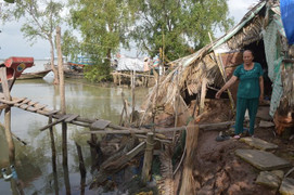 Hàng chục hộ dân Sóc Trăng sống phập phồng bên miệng 'hà bá'