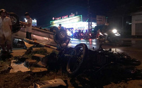 Đâm đôi nam nữ thương vong sau va chạm, ô tô lật ngửa trên vỉa hè
