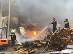 Ảnh: Đám cháy khủng khiếp, thiêu rụi nhiều căn nhà ở Đồng Nai