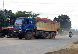 Xe hai biển số chở quá khổ ngang nhiên vi vu trên quốc lộ ở Lâm Đồng