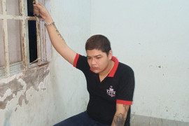 Ngã trong lúc bỏ chạy, 2 tên cướp điện thoại bị tóm gọn