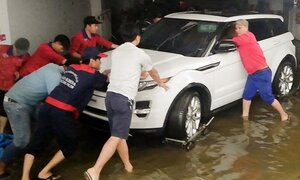Tranh cãi chuyện đền bù ôtô bị ngâm nước ở chung cư Hoàng Anh Gia Lai