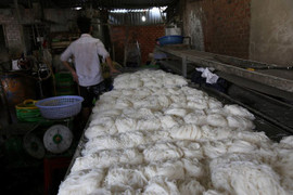 Phát hiện hơn 2 tấn bún bẩn cùng nhiều bao hoá chất bảo quản, tẩy trắng ở TP.HCM