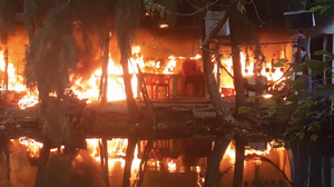 Căn nhà trong khu giải trí ở TP.HCM cháy ngùn ngụt, cột khói cao hàng chục mét