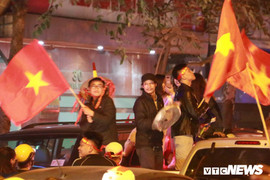 Người hâm mộ Thủ đô mang mâm, nồi, thùng đựng nước 'đi bão' mừng tuyển Việt Nam vào tứ kết Asian Cup