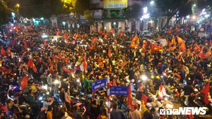 Hàng triệu CĐV đổ ra đường, chiêng trống inh ỏi mừng tuyển Việt Nam quật ngã Jordan, giành vé vào tứ kết