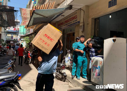 Ảnh: Di dời dân khỏi chung cư nghiêng ở TP.HCM