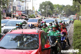 Ảnh: Người dân ùn ùn về quê ăn Tết, đường phố TP.HCM kẹt cứng ngày cuối năm