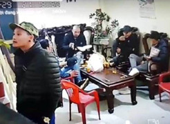 Nhóm côn đồ đòi nợ thuê ngồi lì trong nhà dân, ngang nhiên vào bếp lấy đồ ra ăn uống