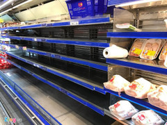 Chưa đến giờ đóng cửa 30 Tết, siêu thị ở TP.HCM đã được vét sạch hàng