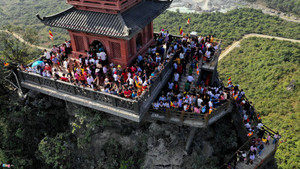 Chưa xây xong, vạn người đã ùn ùn kéo lên ngôi chùa lớn nhất thế giới ở Hà Nam