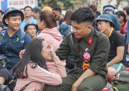 Ảnh: Khoảnh khắc xúc động lễ giao nhận tân binh ở Bình Định