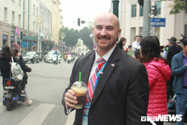 Đặc vụ Mỹ đi bộ cả cây số mua đồ ăn, khen cà phê Hà Nội ngon