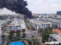 Ảnh: Hiện trường cháy dữ dội khu nhà xưởng ở Bình Dương, khói đen phủ kín trời