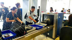 Thản nhiên trộm đồ ngay khu vực soi chiếu an ninh sân bay