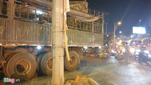 Ô tô tải cán xe máy ở ngã tư An Sương, 2 người thiệt mạng