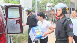 Huế: 100 cảnh sát khám xét con hẻm, bắt 9 người mua bán ma túy