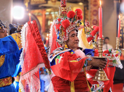 Người Sài Gòn ùn ùn đổ về khu tưởng niệm dâng hương tưởng nhớ các Vua Hùng