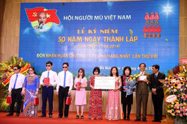 Tặng 1000 điện thoại '9999 hy vọng' giúp người khiếm thị ‘nhìn thấy cả thế giới’