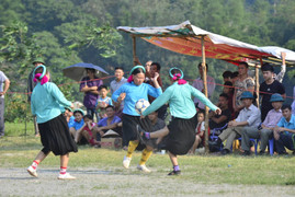 Ảnh: Chị em mặc váy hùng hục đá bóng, đàn ông đứng ngoài hò reo