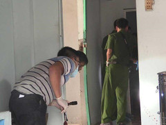 Thảm sát 3 người trong gia đình ở Bình Dương: Dãy nhà trọ sát bên bị cột chặt cửa bằng dây kẽm