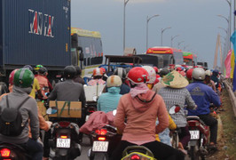 Cầu Rạch Miễu hai lần xả trạm, đường về miền Tây vẫn ùn tắc hàng giờ