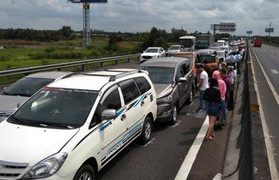 8 ô tô tông liên hoàn trên cao tốc Trung Lương, giao thông ùn tắc 10 km