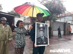 Người dân TP.HCM đội mưa tiễn đưa linh cữu Đại tướng Lê Đức Anh về đất mẹ
