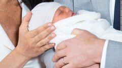 Con trai đầu lòng của vợ chồng Hoàng tử Harry lần đầu ra mắt
