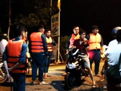 Băng đường ngập trong mưa, 2 thanh niên bị nước cuốn mất tích